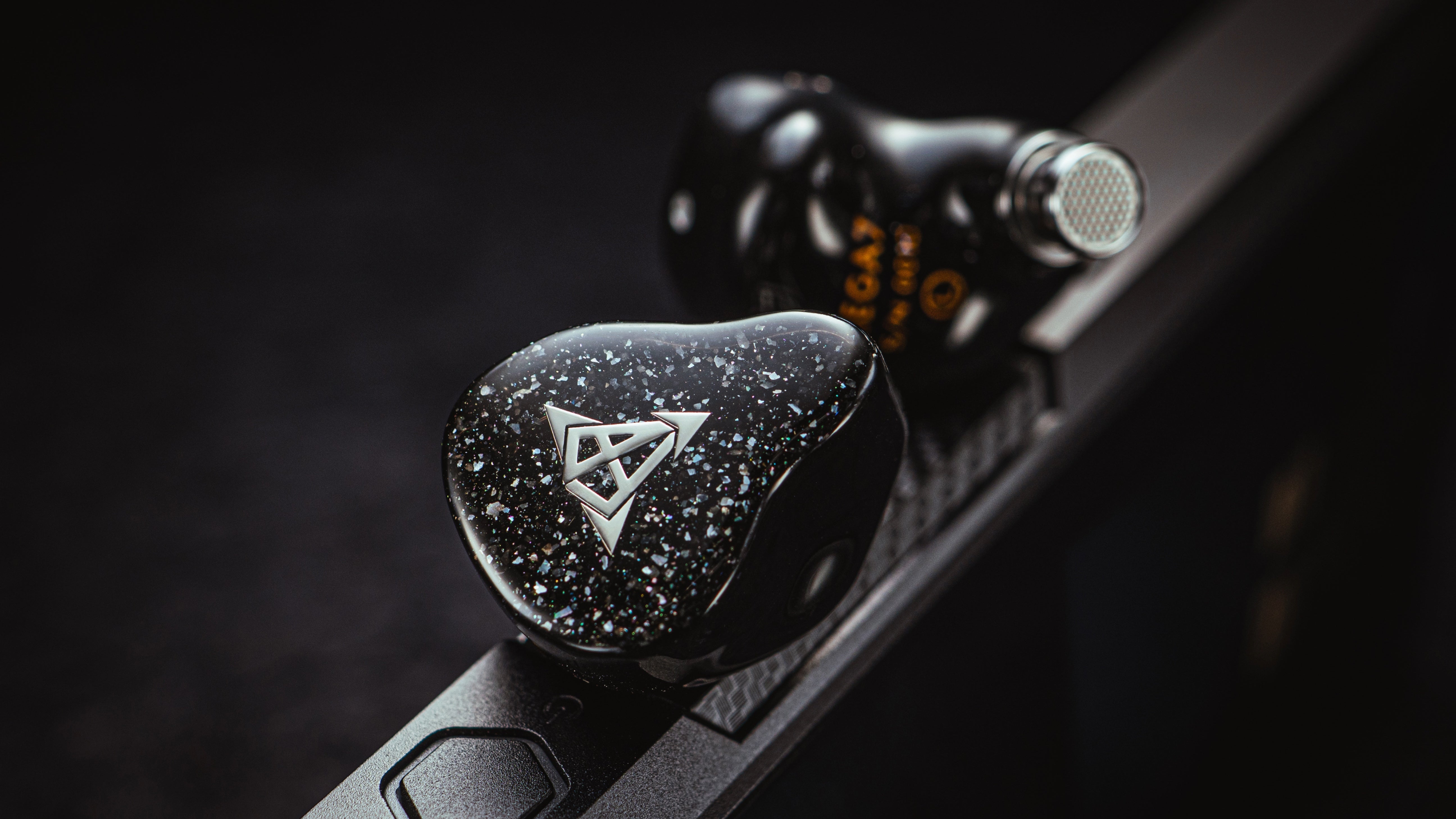 Load video: Hisenior MEGA7 hybrid in-ear monitor