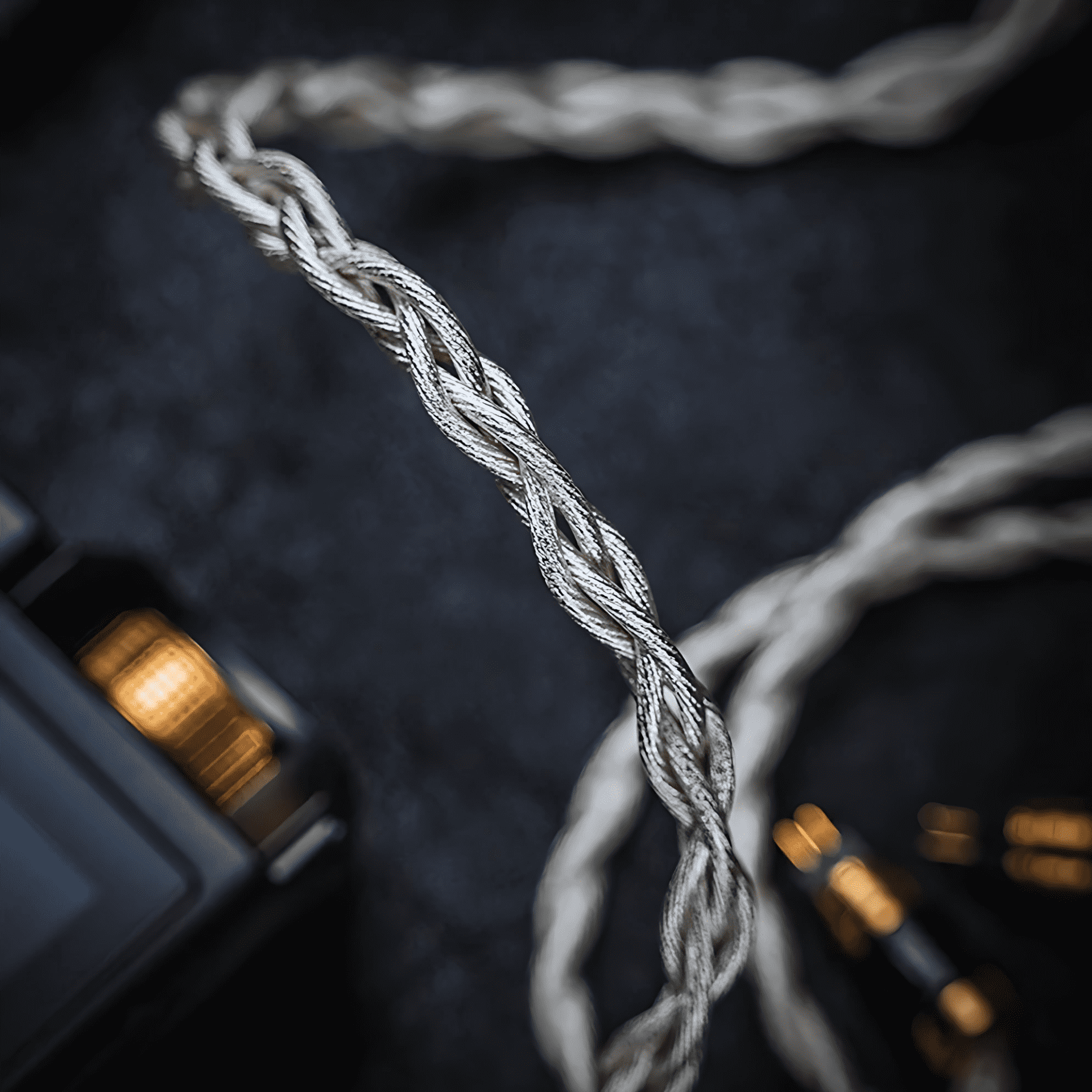 Yongse_Britney_Pure_Silver_Upgrade_Cable_Black_Plug_Connector_Show_Wire